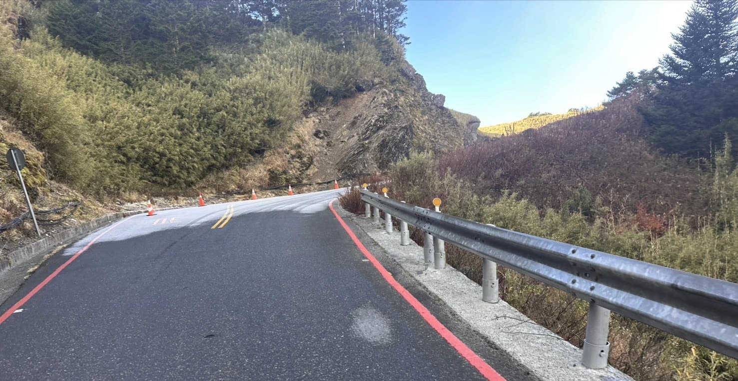 寒流來襲合歡山公路清晨已出現路面結冰現象,請注意安全