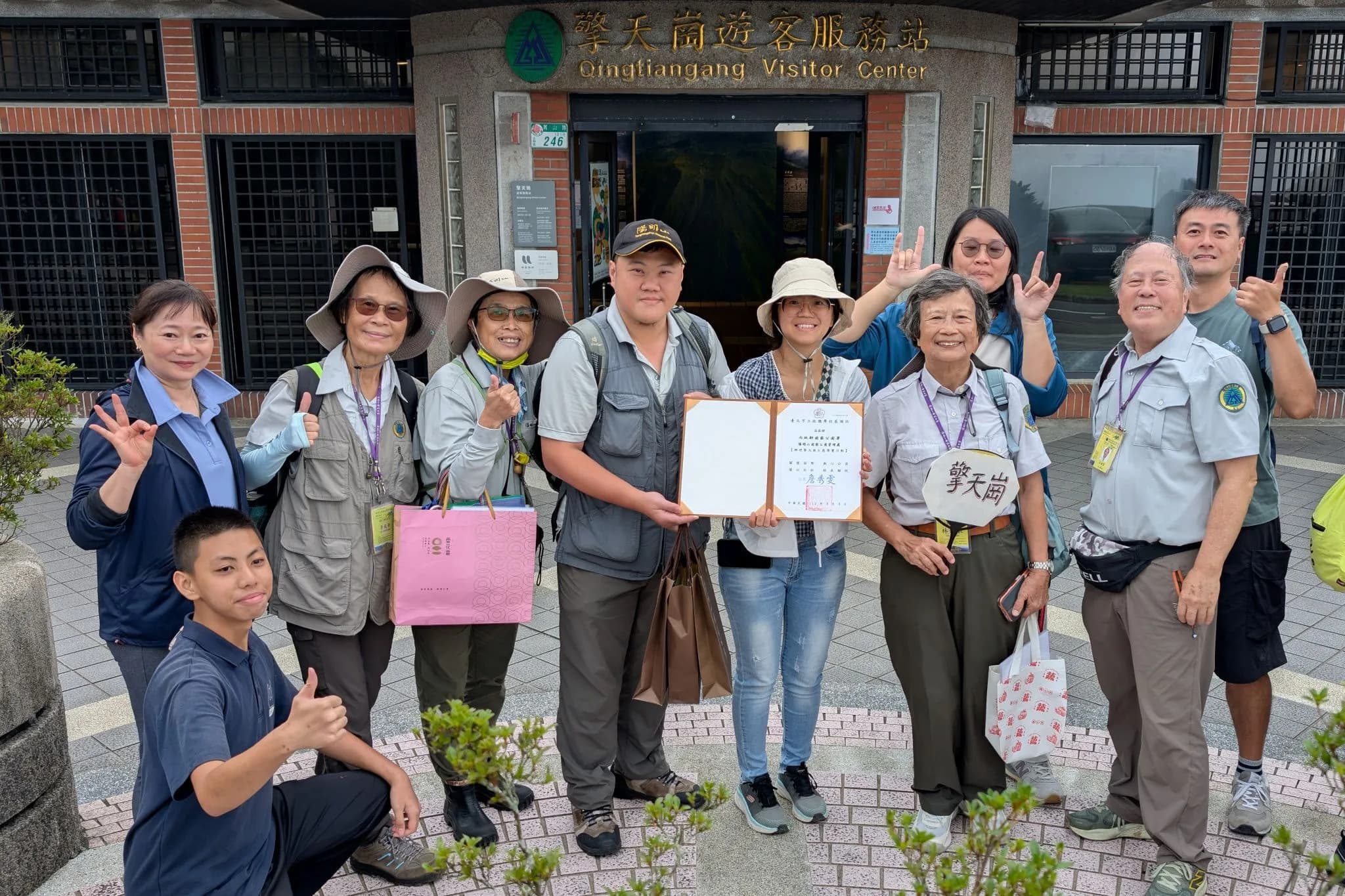 在陽管處解說員及學校老師一路的陪伴下體驗大自然