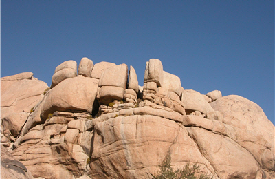巨岩受到自然的水平與垂直切割 巨岩受到自然的水平與垂直切割