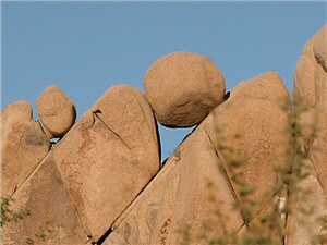 岩石風化形成球狀 alt-約書亞樹國家公園-5