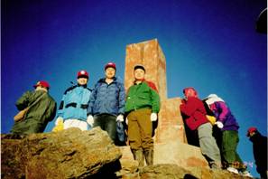 林義野組長(左三)登玉山進行資源探勘 林義野組長(左三)登玉山進行資源探勘