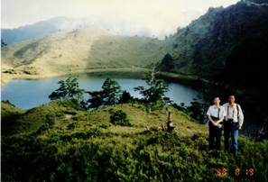 林組長(右)探勘能丹國家公園─七彩湖 alt-一步一腳印 走出國家公園的路─專訪國家公園組林義野組長-2