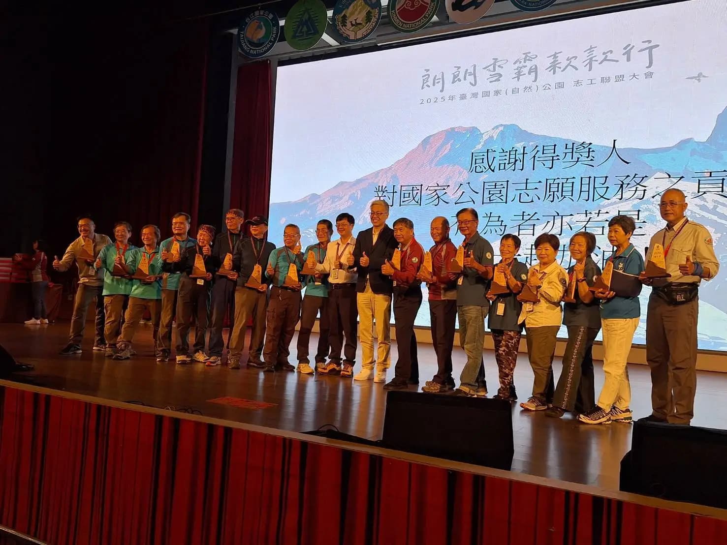 內政部吳次長堂安頒發114年度績優志工