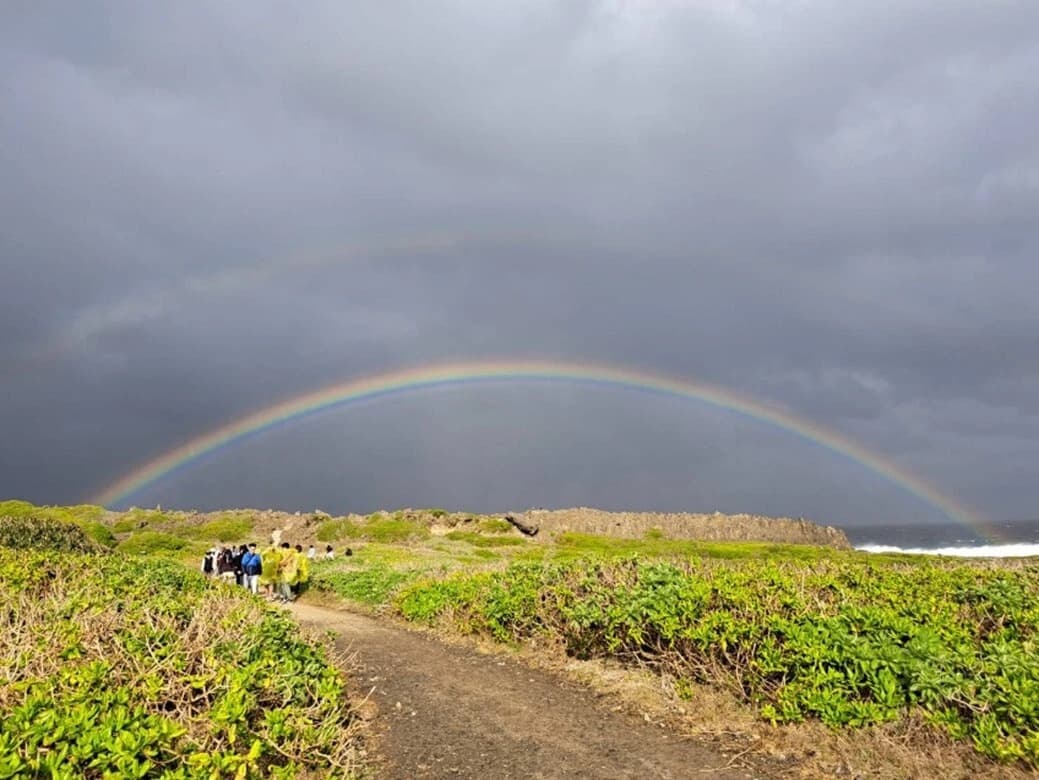 走在臺灣最南端的龍坑生態保護區，感受太平洋與巴士海峽壯闊相遇