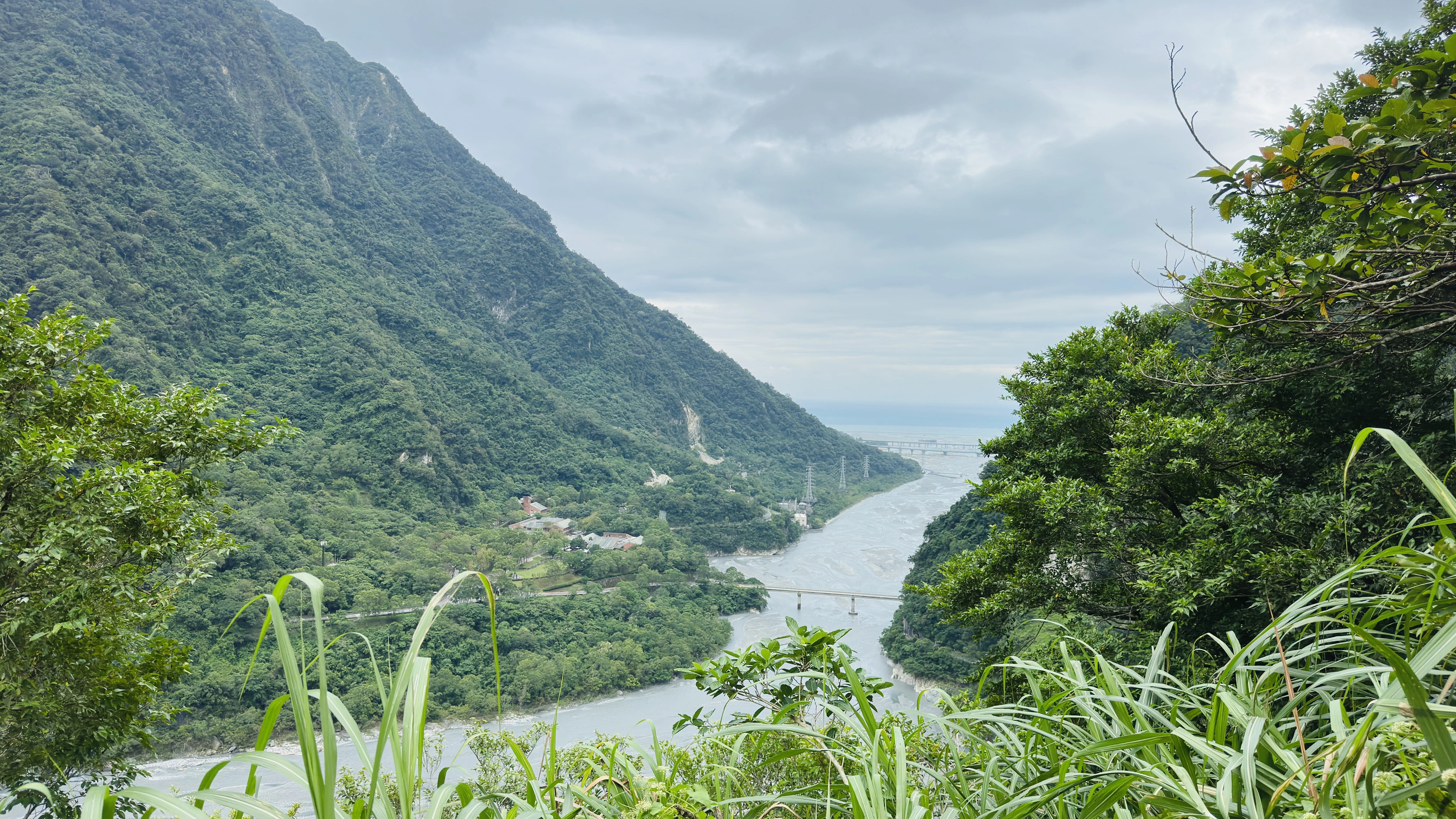 從部落途中平臺俯瞰立霧溪出海口