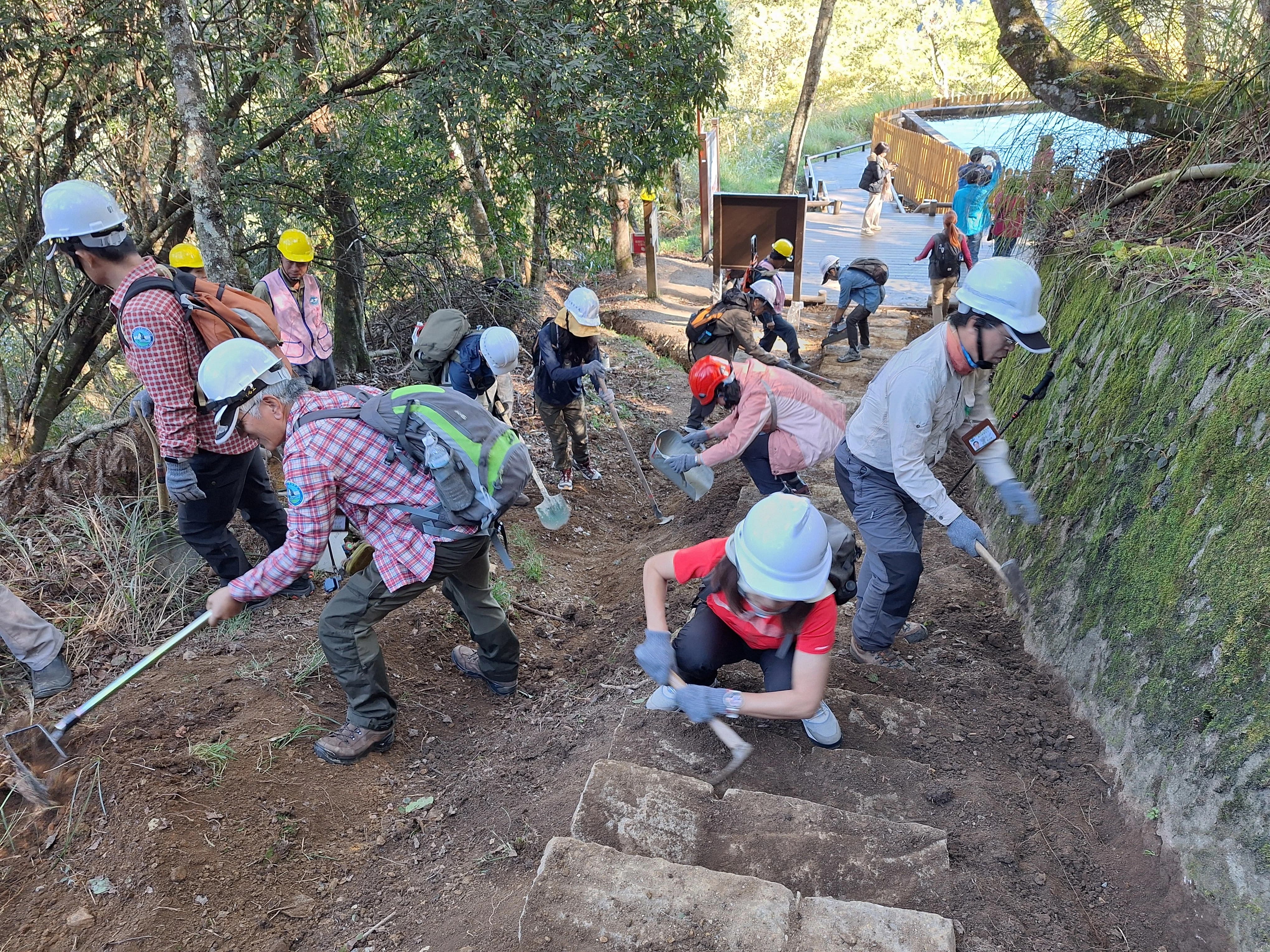 大家盡一己之力,齊心協力將石階旁的沖蝕溝回填。