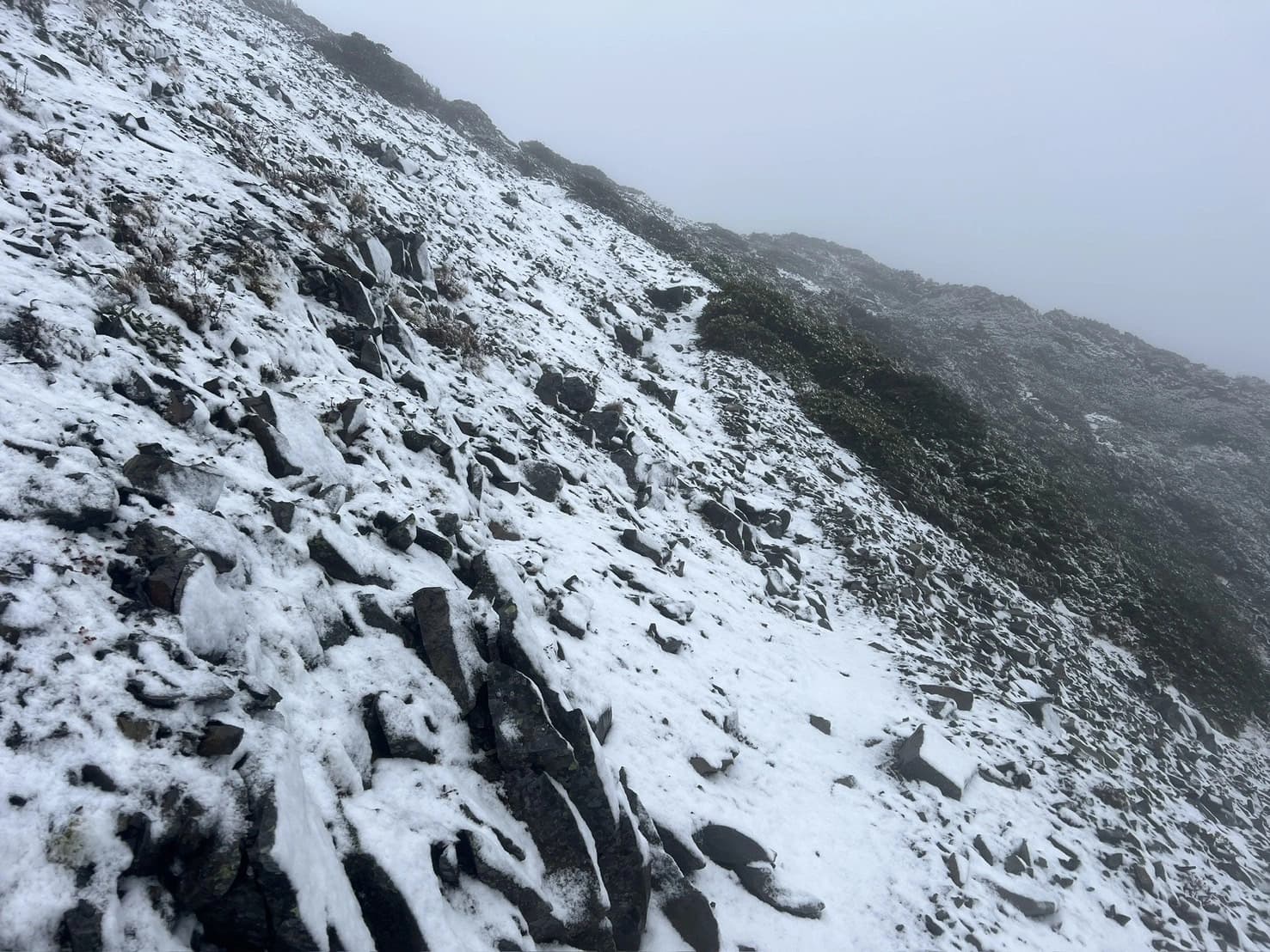 雪山圈谷至雪山北峰等地已降下白雪