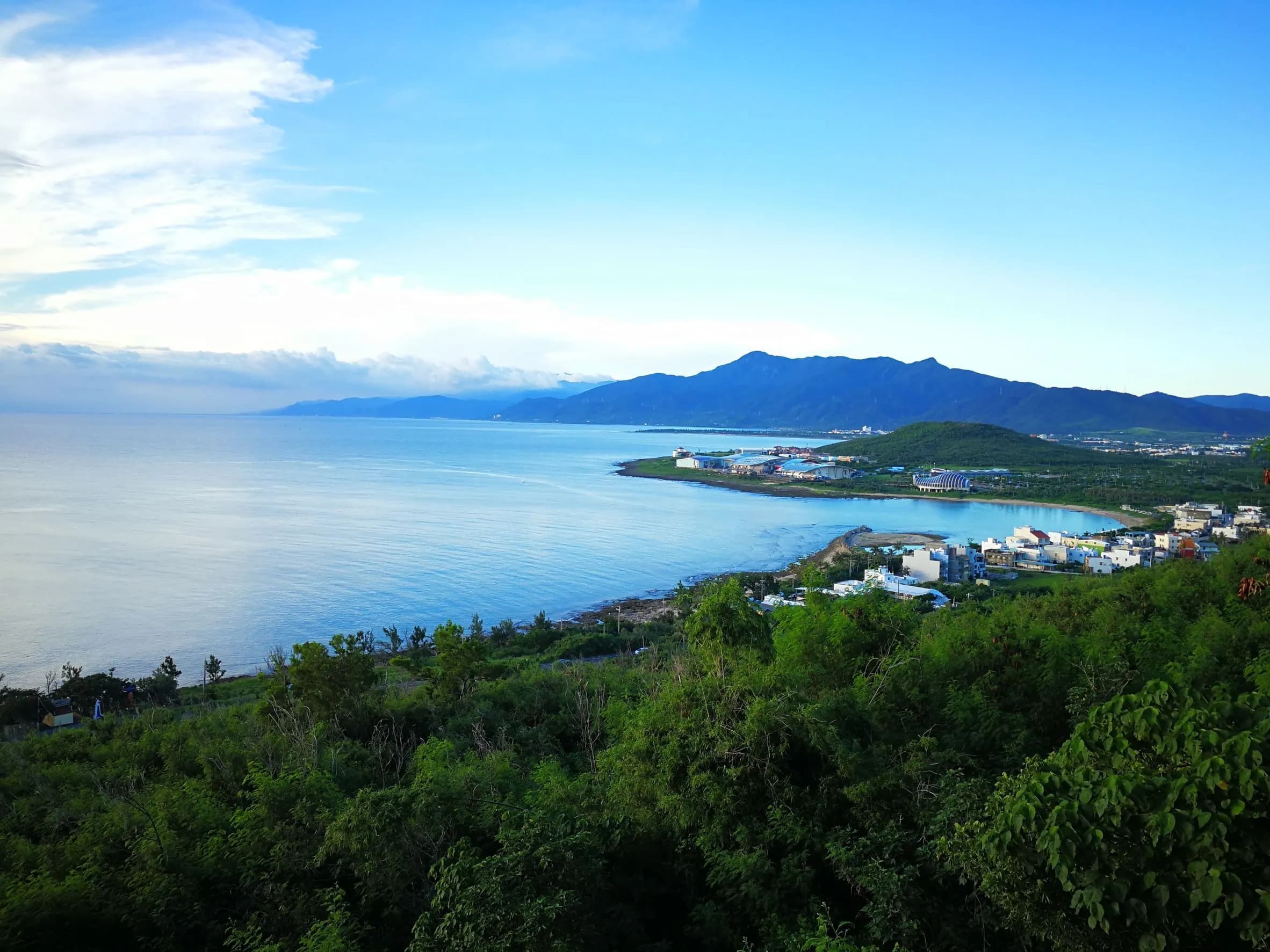 遠眺後灣海灣與龜山,畫面即充滿療癒感