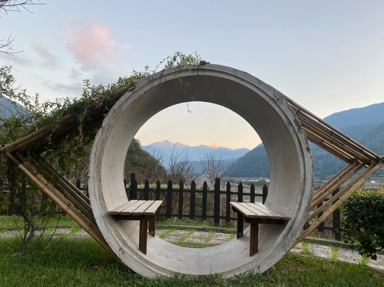 信義鄉農會梅子夢工廠玉山之眼眺望玉山主峰(右)及玉山北峰(左)