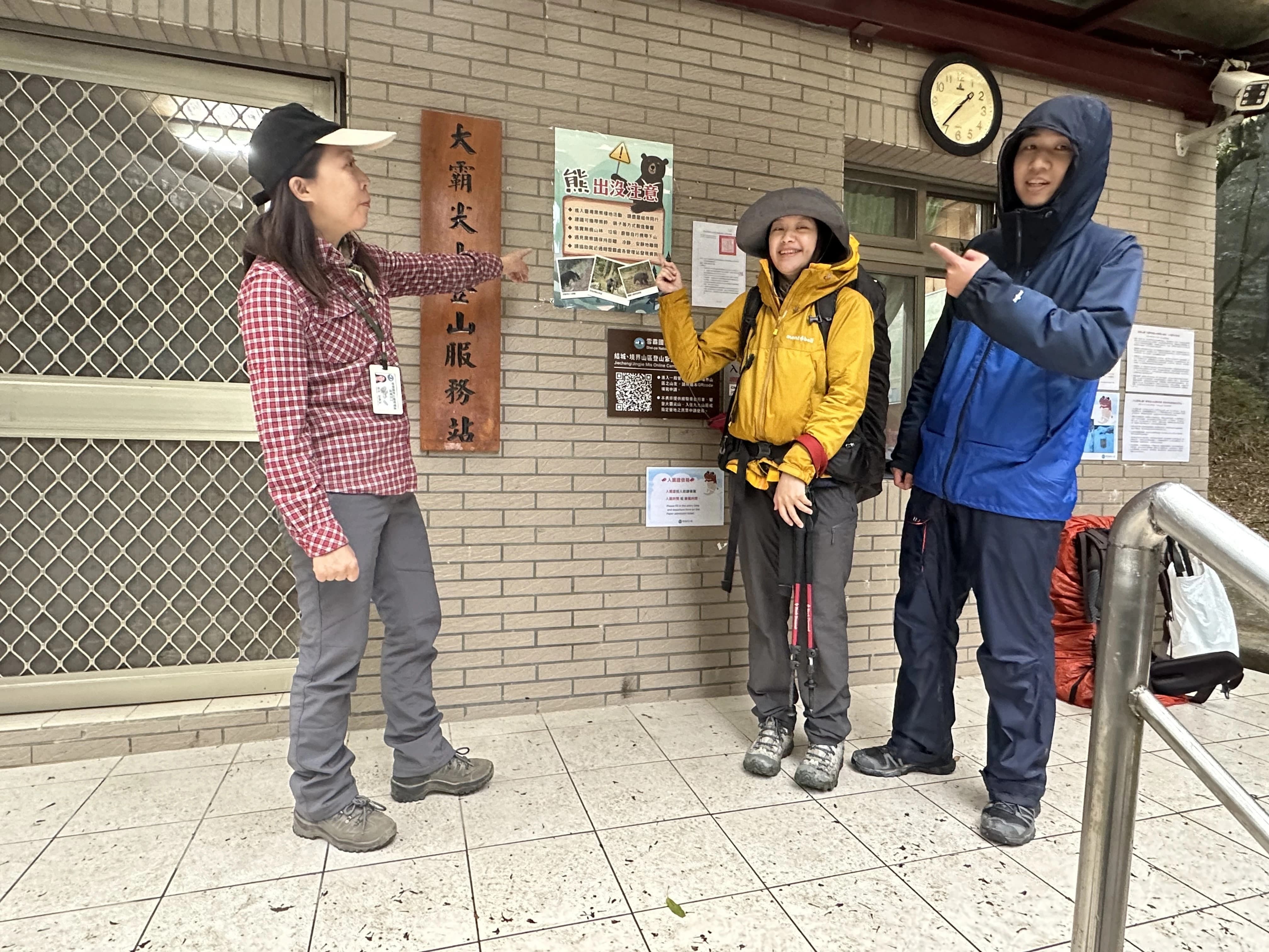 保育志工於大霸登山口服務站進行黑熊保育宣導