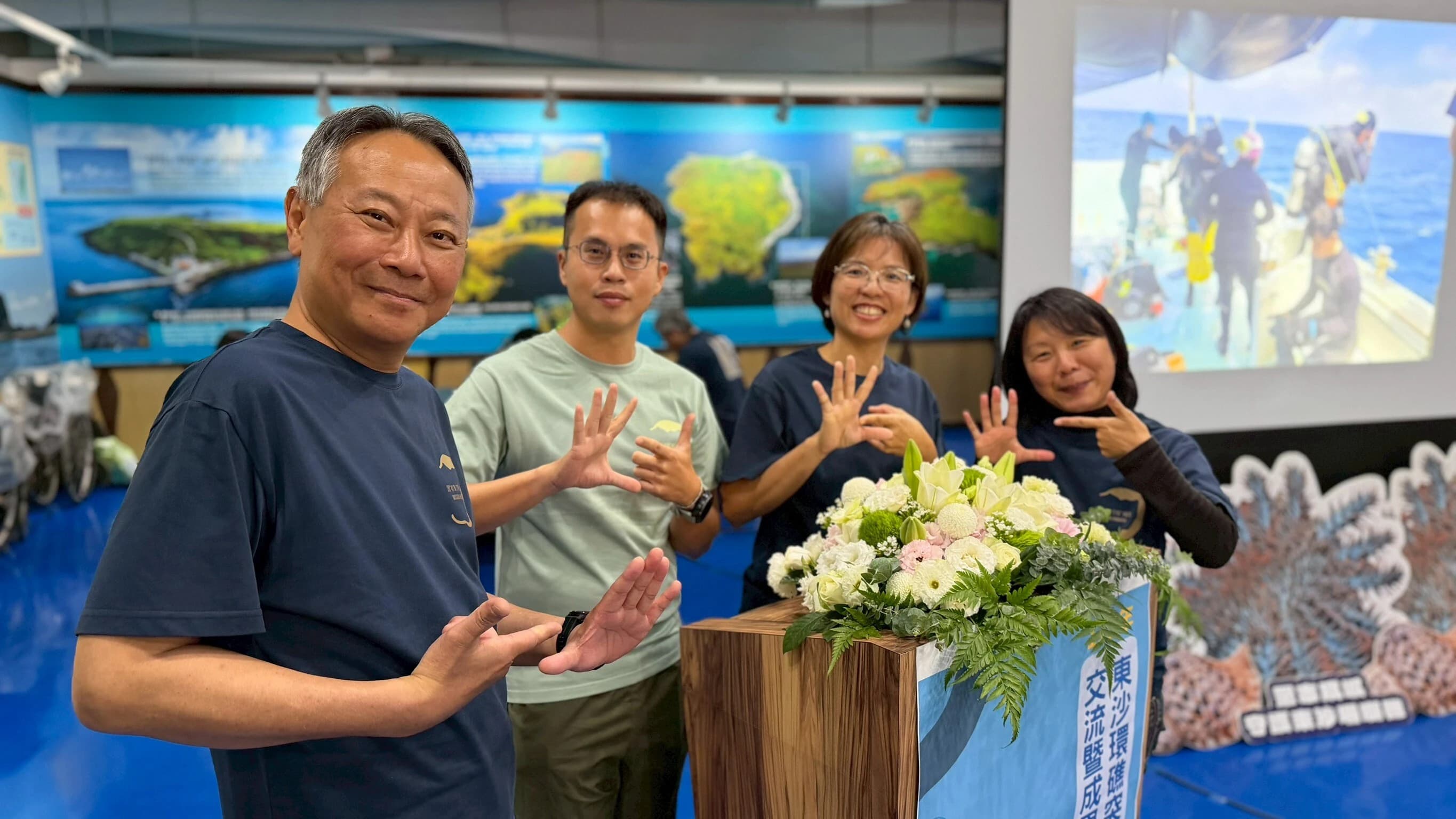 志工代表與會分享「擊殺棘冠海星」(手勢)實際作業經驗與心得（由左至右為邱一平先生、洪培恒先生、陳羿均小姐及楊琇雯小姐）