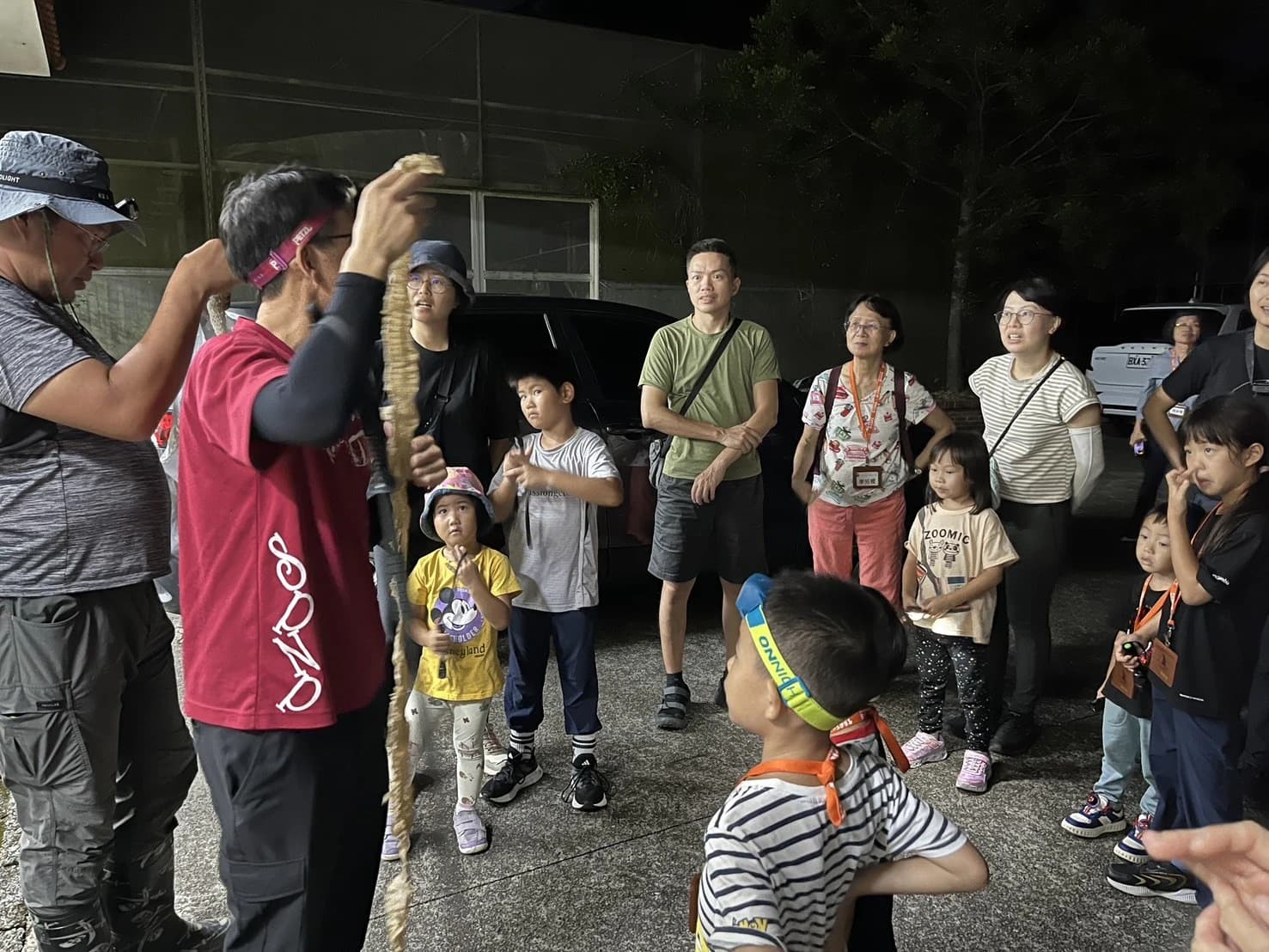 夜間生態觀察--長長的蛇蛻，特殊的氣味，讓孩子都想體驗一下。