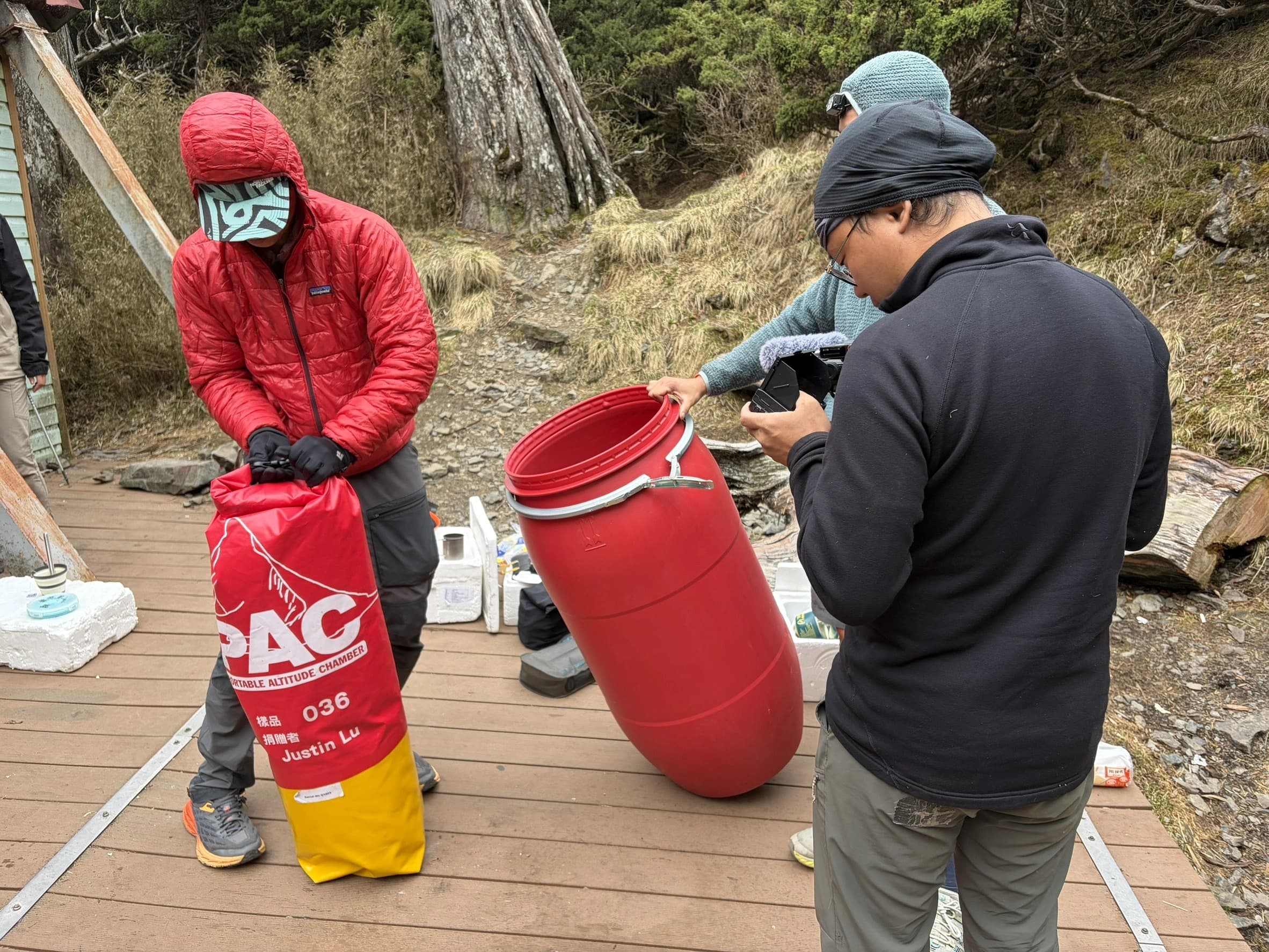於雪北山屋檢測PAC情形。照片來源：台灣野外地區緊急救護協會