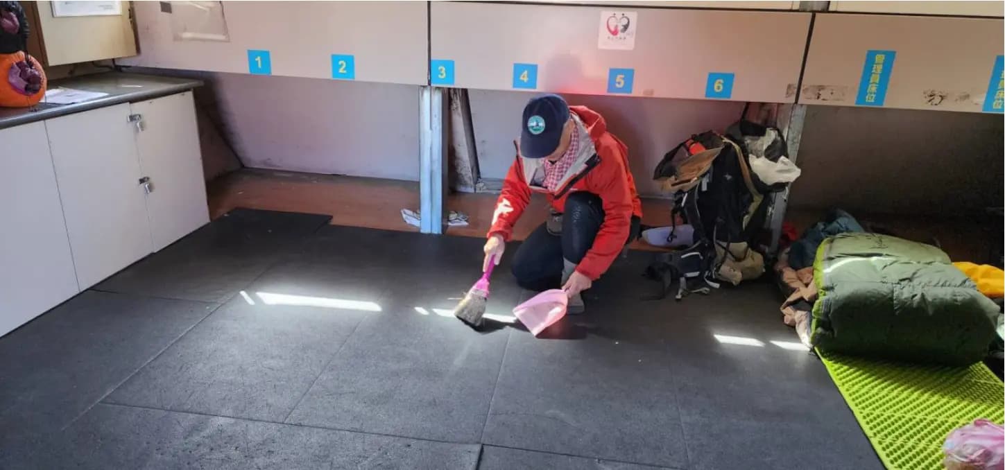 保育志工於桃山山屋進行環境整理