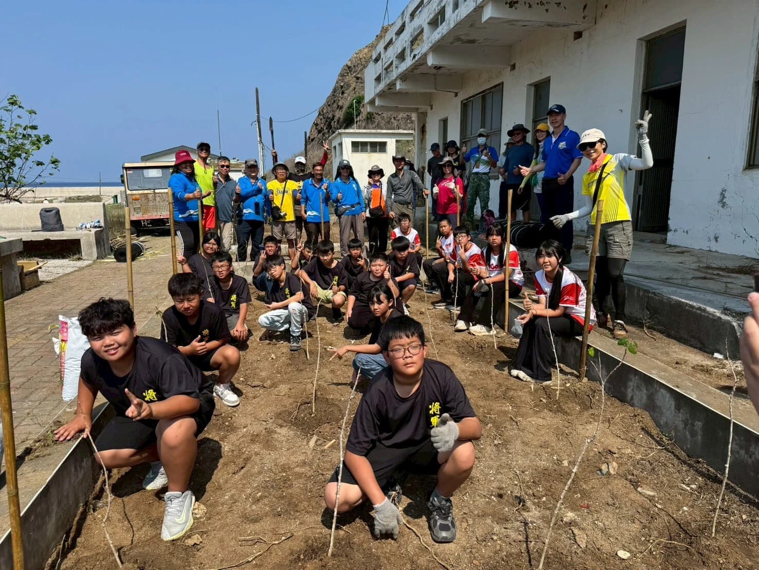 今年4月眾人合力種下_80株黃槿_期盼讓閒置多年的花圃再有生機_蔡欣翰拍攝