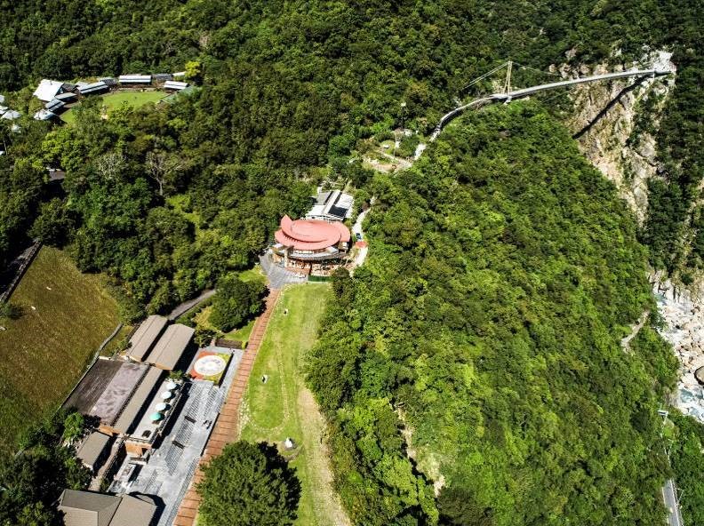 山月吊橋串聯布洛灣，分流遊客安全賞景   