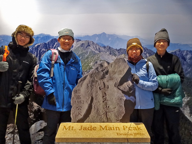 alt-不用爬11公里到玉山主峰頂，「天雷玉石｣展示不僅宣導登山安全知識還能讓您「如臨峰頂｣。-1