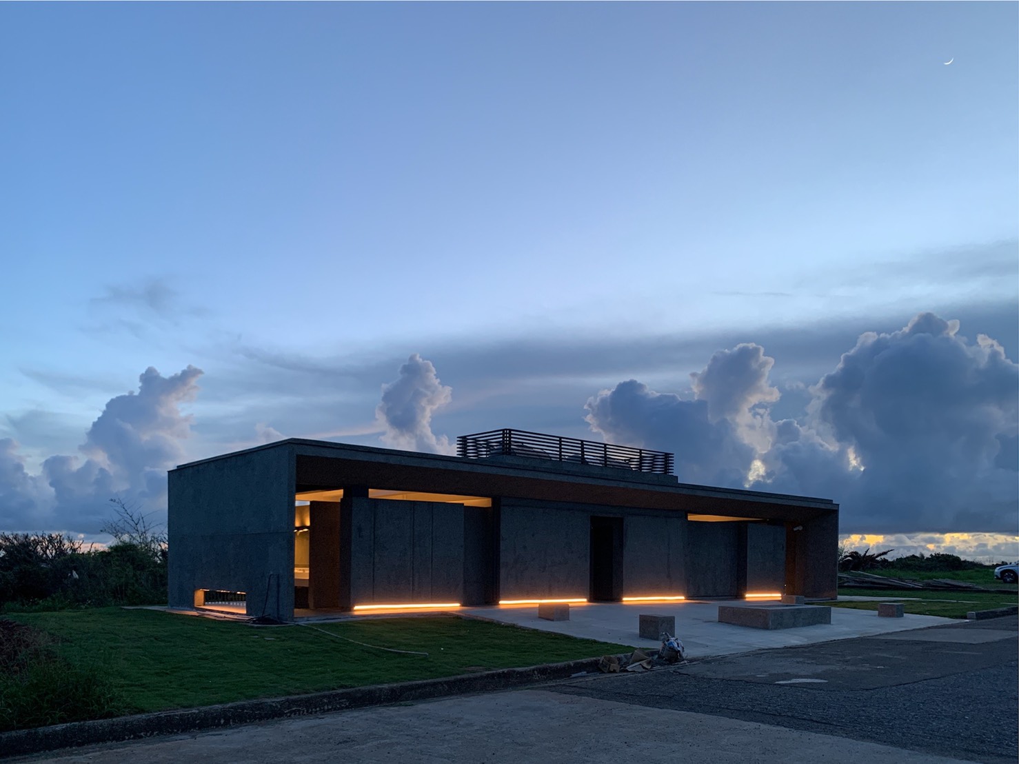 龍磐公廁夜間照片(另開新視窗)