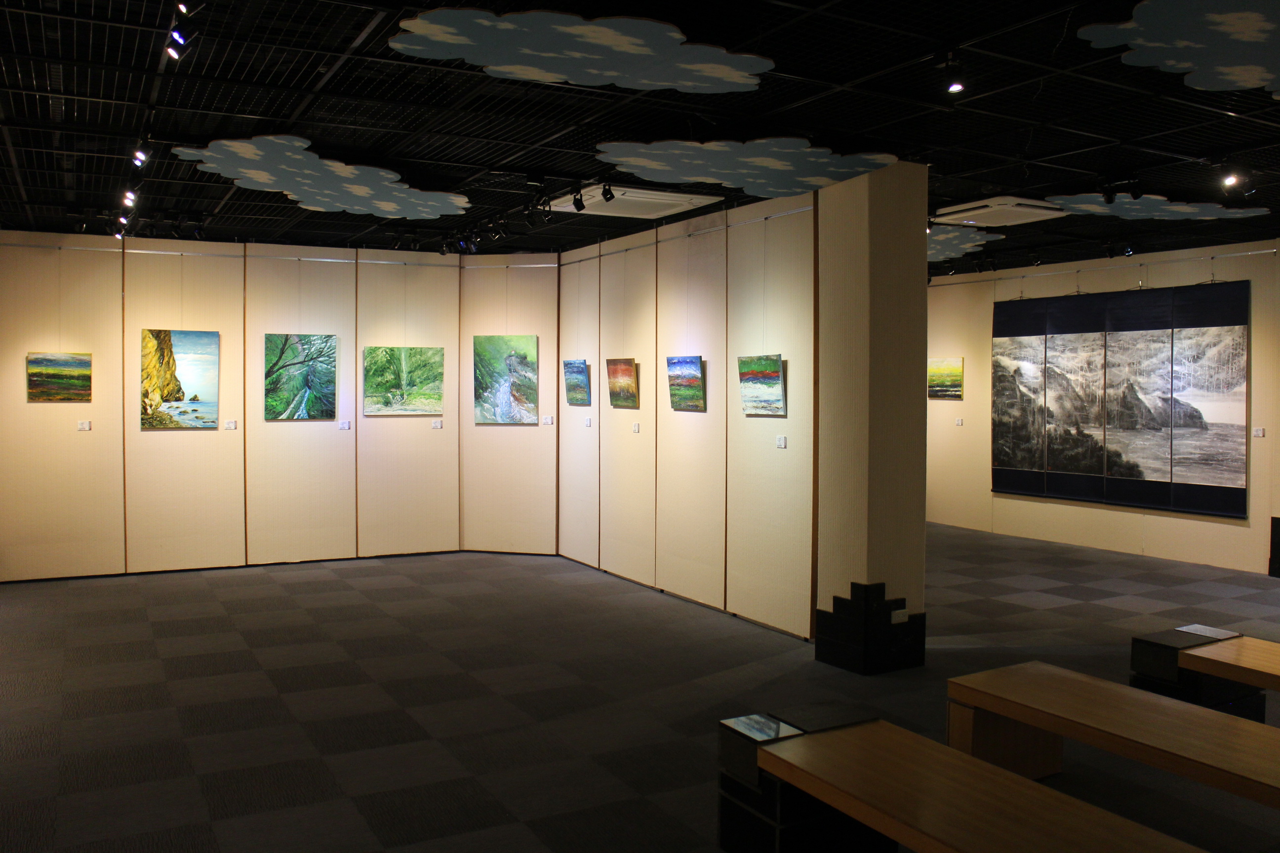 氤氳蒸騰—情訂太魯閣林吉峰畫展-展場照片，共三張圖片
