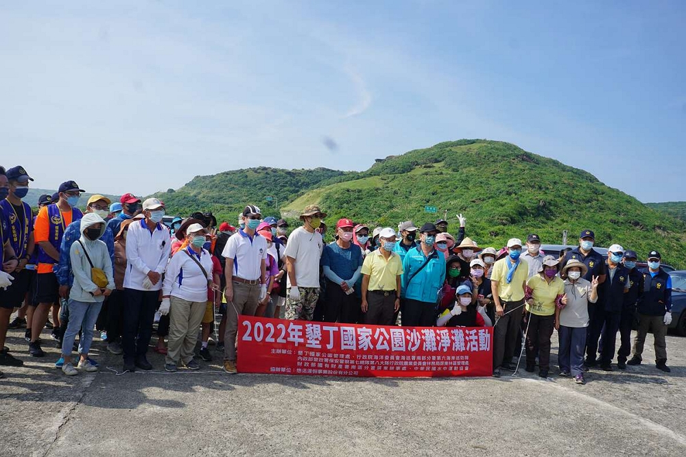 alt-世界地球清潔日 墾管處辦理「水色清如玉，愛如磐石堅」淨灘活動 守護山與海-1