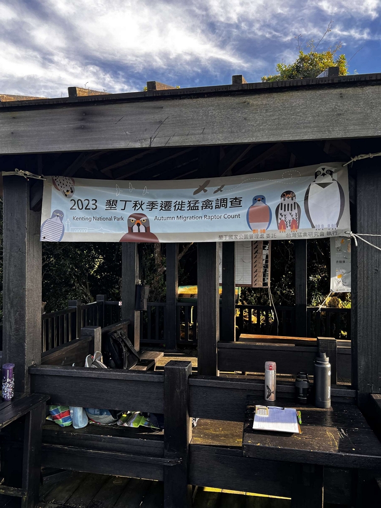 調查員在社頂公園凌霄亭進行觀察/墾管處提供