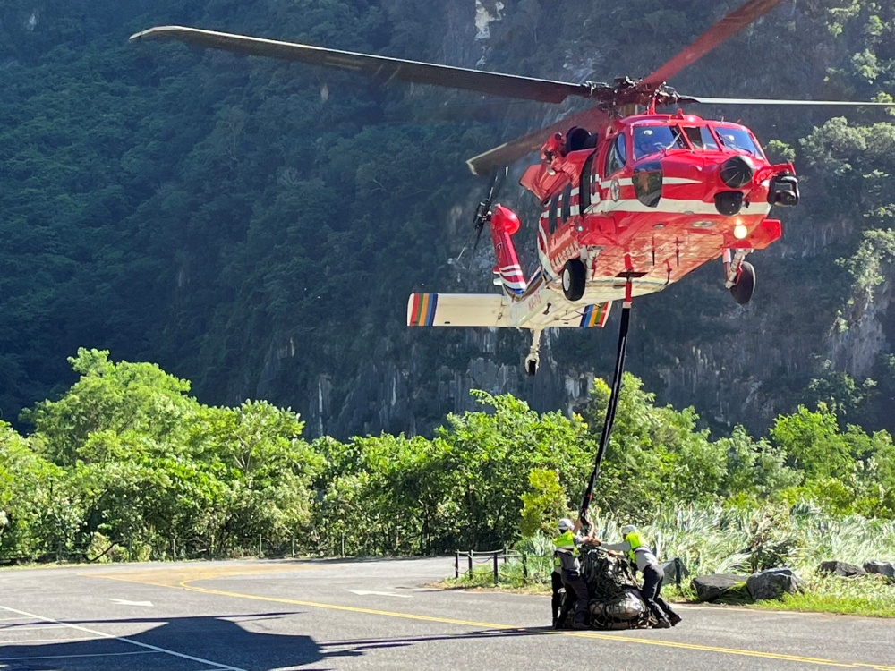 太管處同仁協助同禮協會吊掛挖土機