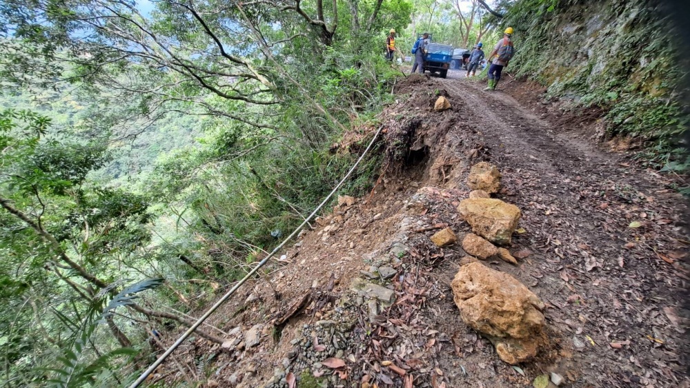砂卡礑林道坍方落石已搶通掏空處須另補強