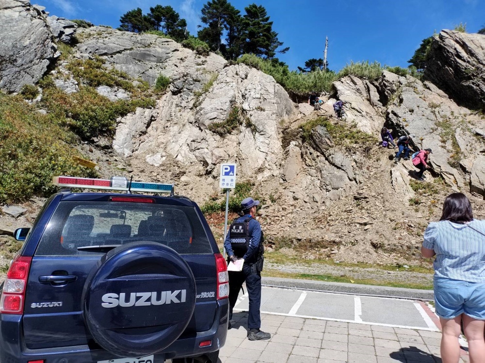 alt-武嶺屬國家公園 請節制行為勿觸法 攀爬岩壁或擅自空拍 將嚴格稽查-1