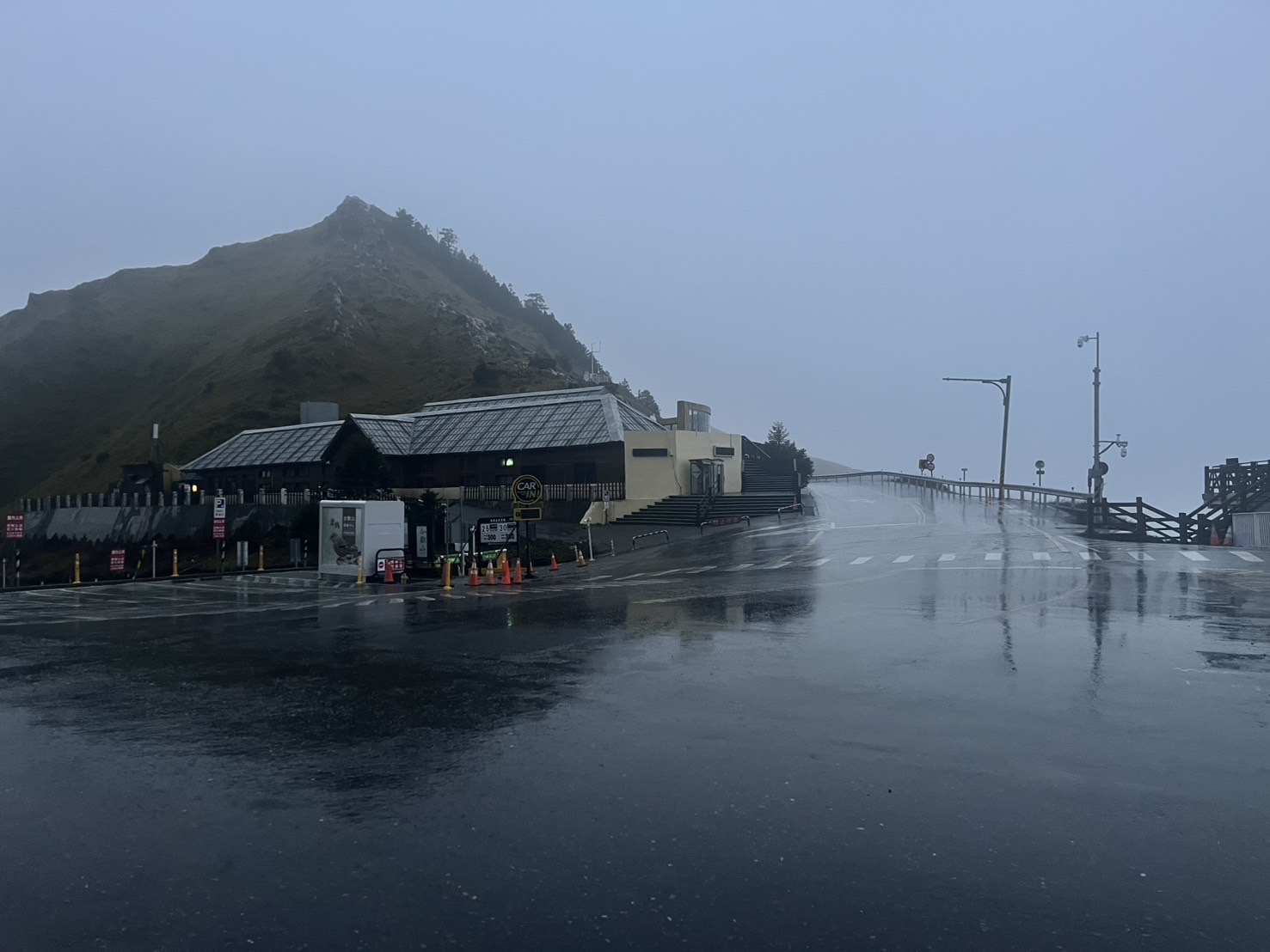 車輛必須加掛雪鍊才能通行