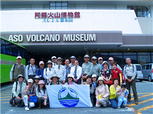 參訪團於阿蘇火山博物館前留念