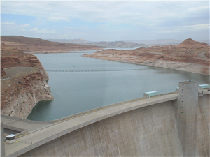 從格倫峽谷遊客中心看格倫峽谷大壩(圖三)