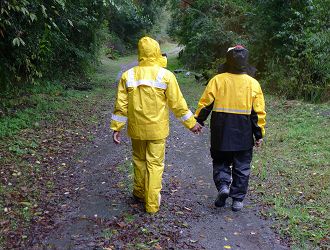 老夫妻甜蜜的手牽著手(作者提供)