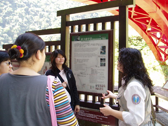 志工於太魯閣砂卡礑步道進行解說服務(太管處提供)