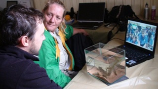 紐蘭拜高中的凱西 都可老師與北領地博物館的麥可 漢默博士準備使用Skype與學生通話 照片提供: 卡洛琳 拜爾