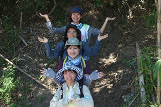 美女挑戰七孔瀑布源頭攀高賞景歸來