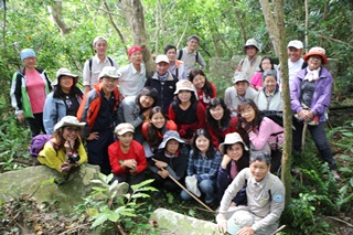 探索者在石板屋遺址處合照