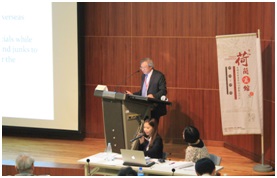 翻譯人員正在為Dhiravant na Pombejra的發言翻譯