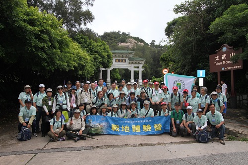 戰地體驗營隊員於太武山登山口前齊聚一堂