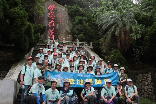 參加志工至太武山最高點「勿忘在莒」石健行