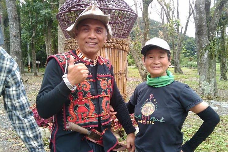 與排灣族解說員(左)合影