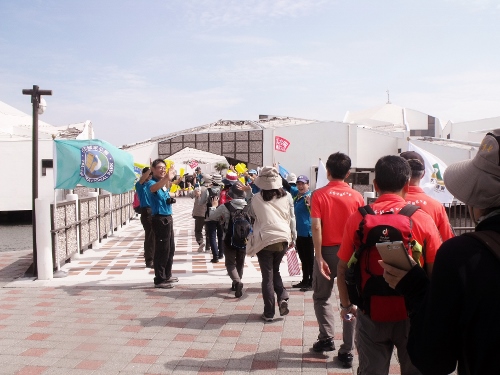 台管處工作人員列隊歡迎 各管處志工抵達台江學園 (電子報編輯小組提供)
