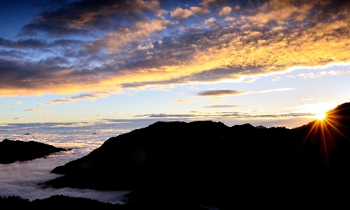 在石門山上欣賞曙光漸起的美景