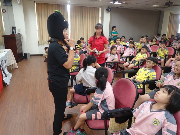 臺灣黑熊保育協會工作人員頭戴 吉祥物黑寶頭套於臺中神岡國小 進行黑熊生態保育演說 (黑熊保育協會提供)