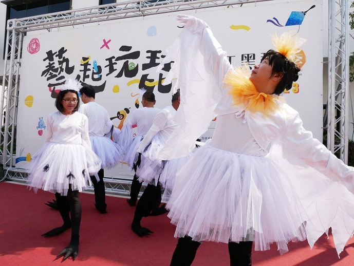黑琵季閉幕活動，志工進行黑琵舞表演 黃色裝飾象徵黑面琵鷺春天長成的繁殖羽  (國家公園電子報編輯小組提供)