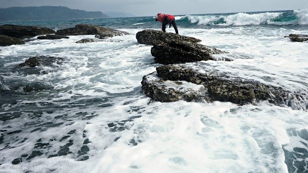 劉還月老師在恆春半島東岸訪問漁人 (劉還月老師提供)