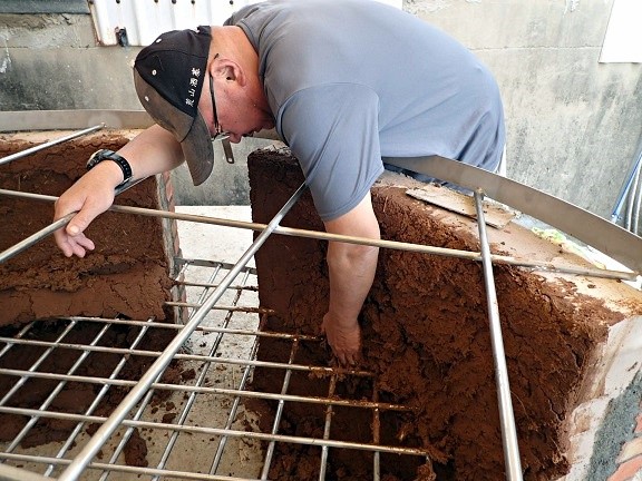 劉還月老師在後灣社區複製古代牢盆 (劉還月老師提供)