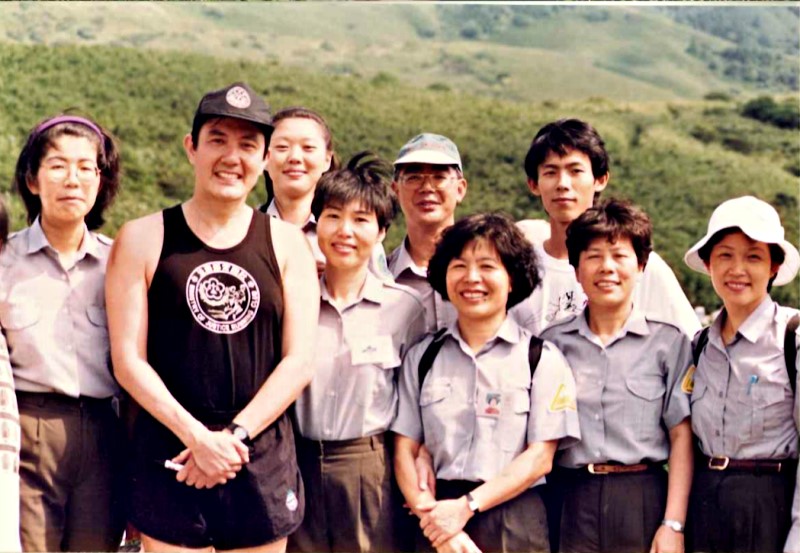 陽管處志工與參加路跑活動的馬英九先生合影