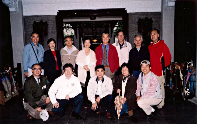 陽明書屋導覽解說後， 與遊客在中興賓館前合影