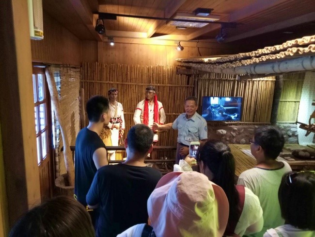 在布洛灣太魯閣族工藝館內為遊客解說