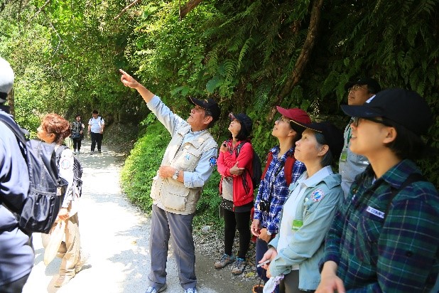 擔任成人環境教案實際演練的主講人